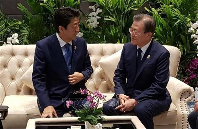 Thủ tướng Nhật Bản Abe Shinzo (trái) và Tổng thống Hàn Quốc Moon Jae-in. (Ảnh minh họa: Yonhap/TTXVN)