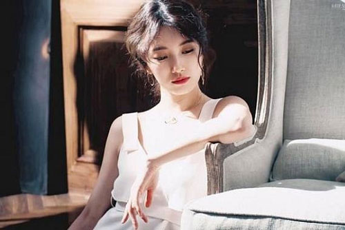 Bị phản bội cô nàng bơ đi, nhưng đến ngày người cũ cưới lại ra hiệu thuốc mua một thứ làm quà và hả hê xem kết quả