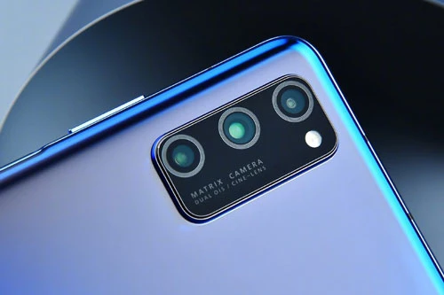 3. Honor V30 Pro (122 điểm).