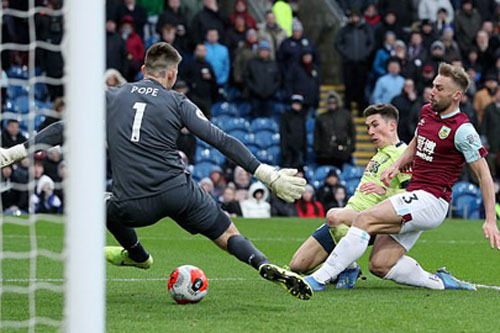 VAR lại làm 'trò hề' trong trận đấu tại Ngoại hạng Anh