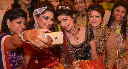 Ngôi làng kỳ lạ: Cấm gái chưa chồng dùng điện thoại di động