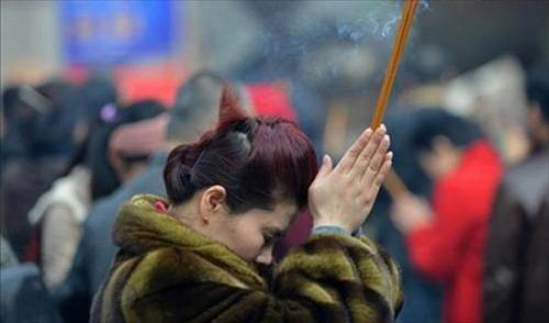 Thắp hương kiểu này gia đình ngày càng nghèo kiết xác, không ngóc đầu lên được