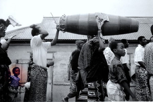 Kỳ lạ: Nơi còn lưu giữ hủ tục mai táng người chết kéo dài vài tháng trời