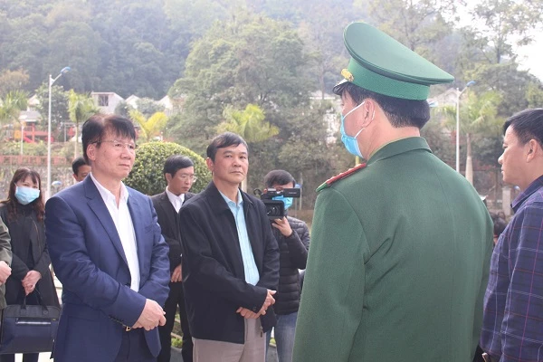 Thứ trưởng Bộ Y tế Trương Quốc Cường (bên trái) kiểm tra công tác chống dịch COVID-19 tại Cao Bắng. Nguồn ảnh: Theo Bộ Y tế