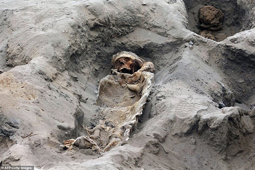 Bí mật ngôi mộ cổ hàng trăm trẻ em bị giết