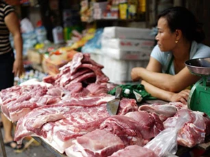 Đi chợ mua thịt nhưng mấy ai biết: Vì sao người bán hàng dùng giẻ để lau thịt?