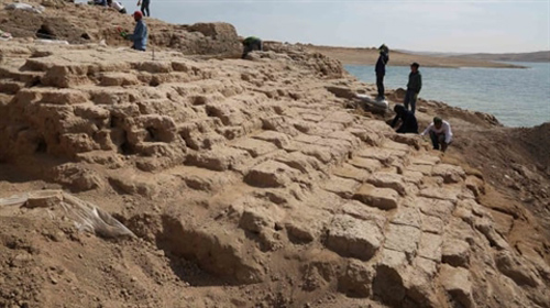 Hồ cạn nước lộ bí mật cung điện bí hiểm ở Iraq