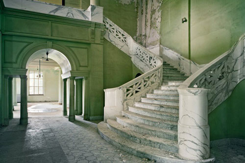 Cận cảnh bên trong các bệnh viện tâm thần bị bỏ hoang ở Mỹ gây 'rùng rợn'