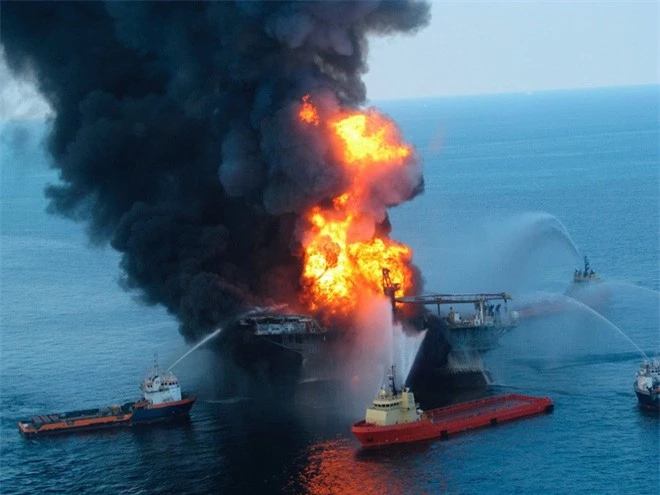 Dàn khoan dầu Deepwater Horizon đã từng là dàn khoan dầu sâu nhất thế giới, cho đến khi thảm họa dầu khi kinh hoàng nhất lịch sử loài người xảy ra vào năm 2010.