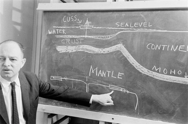 Nhà địa chất học Harry Hammond Hess trình bày về dự án Mohole vào năm 1961