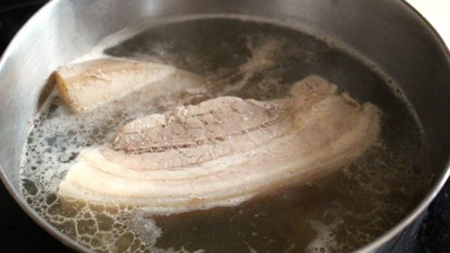 5 sai lầm tai hại khi luộc thịt khiến chất 'độc' không thoát ra mà lại càng ngấm vào trong