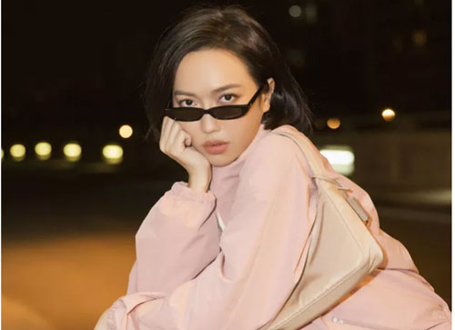 Diệu Nhi thời thượng tại sân bay, “đụng hàng” với Angelina Jolie, Kendall Jenner