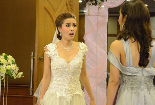 Đang tổ chức đám cưới thì tình cũ chú rể xuất hiện cùng con riêng, cô dâu cầm mic làm chuyện có 102 khiến hội hôn hả hê còn chú rể muối mặt