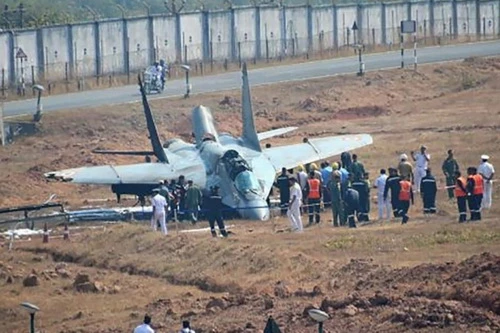 Chiếc tiêm kích hạm MiG-29K của Không quân Hải quân Ấn Độ rơi tại Goa. Ảnh: Reuters.