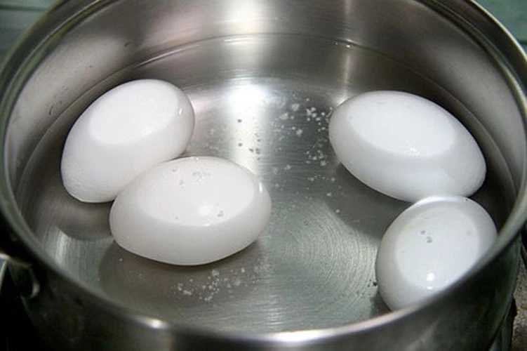 Thói quen ngâm trứng gà luộc vào nước lã cách làm không đảm bảo vệ sinh.