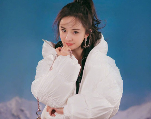 Dương Mịch ngày càng xinh đẹp với dáng vóc gợi cảm hút mắt