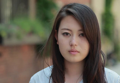 Cầm giấy chứng nhận kết hôn trên tay, tôi nói với người yêu cũ của chồng một câu khiến cô ta xám ngoét mặt mày rồi ngã xuống bất lực