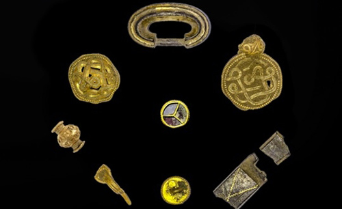 Ảnh hiếm vụ phát hiện kho vàng, ngọc trai 1.500 năm