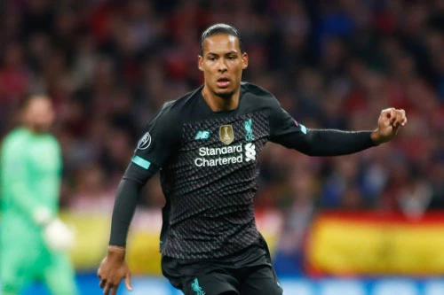 Trung vệ: Virgil van Dijk (Liverpool, 90 triệu bảng).