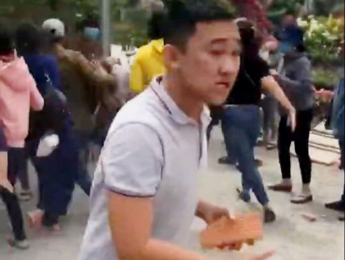 An Giang: Truy tìm nhóm giật dây chuyền còn hành hung người đi chùa