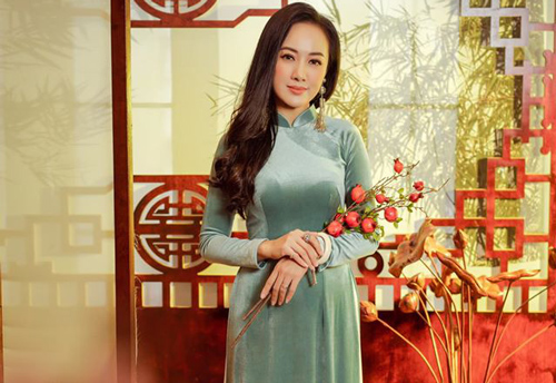 BTV Hoài Anh duyên dáng với áo dài truyền thống