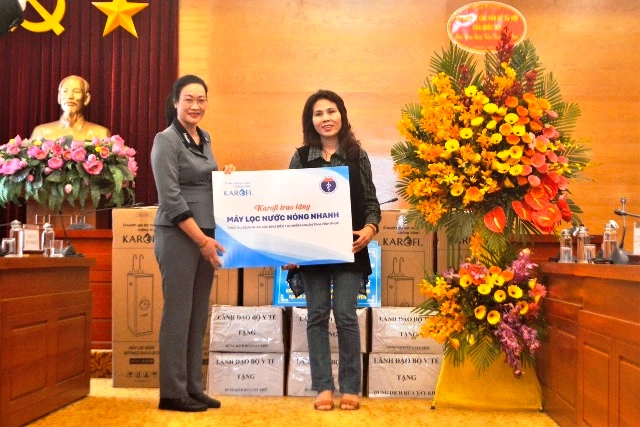  Bà Phạm Thanh Bình – Chủ tịch công đoàn ngành y tế tiếp nhận quà của Karofi.