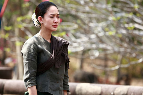 Ngày con riêng của chồng cưới, mẹ không dám đến dự, nhưng hành động của chú rể khiến nhiều người bất ngờ