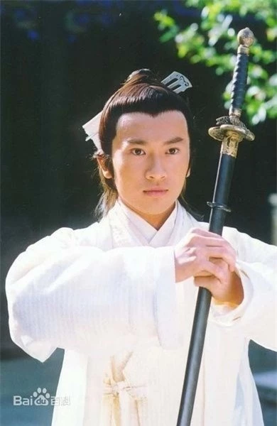 Trương Vô Kỵ (Tô Hữu Bằng) là Giáo chủ Minh Giáo trên phim.