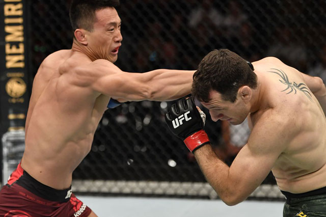 Cận cảnh loạt ra đòn đáng sợ của võ sĩ Trung Quốc khiến đối thủ ‘sấp mặt’