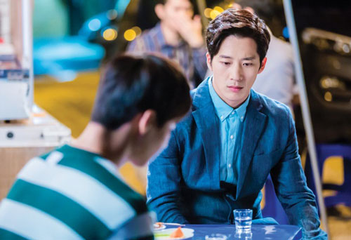 Mời đồng nghiệp đến nhà chơi, lúc vợ bưng mâm cơm đầy ụ ra, hai bố con tôi và khách khứa cũng phải trợn tròn mắt kinh ngạc