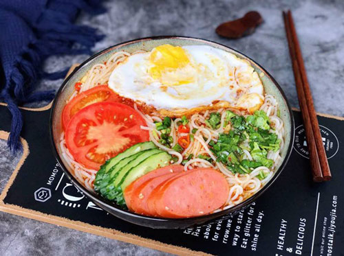 Bữa ăn nhẹ với món mì trộn chua cay hấp dẫn khó quên