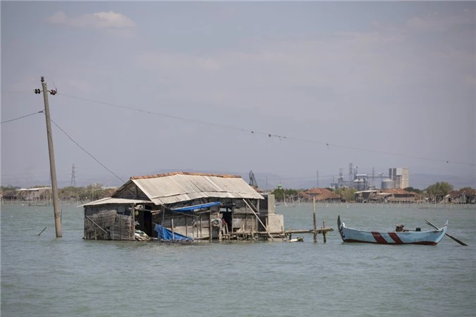 Bí ẩn ngôi làng đang chìm dần xuống biển - 1