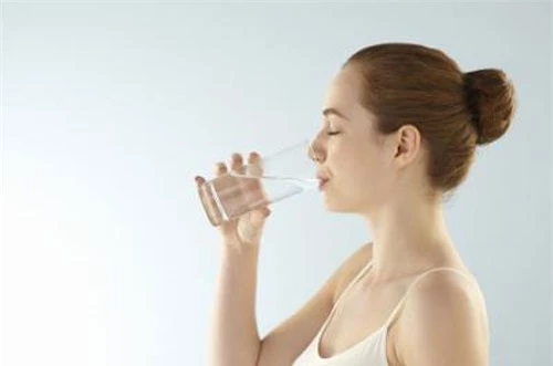 Uống nhiều nước để giảm ho và đau họng