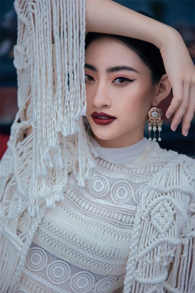 Hoa hậu Lương Thùy Linh và những shoot hình cực “chảnh” - Ảnh 10.