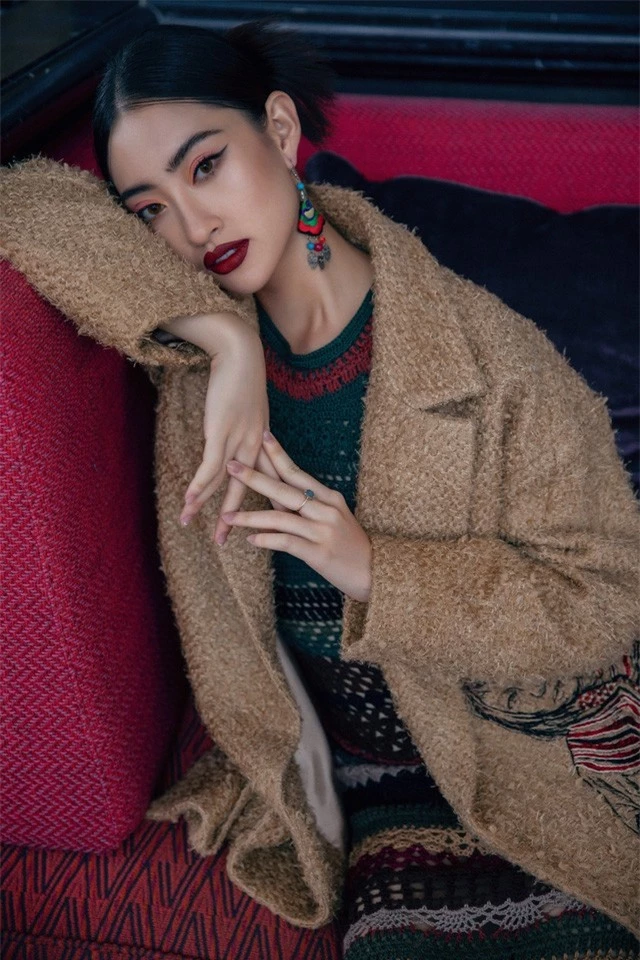 Hoa hậu Lương Thùy Linh và những shoot hình cực “chảnh” - Ảnh 1.