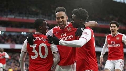 Saka hỗ trợ cho Nketiah trong bàn gỡ hòa của Arsenal