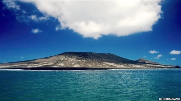 Theo express.co.uk đưa tin, Một hòn đảo có đường kính 1 dặm vừa xuất hiện bí ẩn trên Thái Bình Dương sau khi xảy ra vụ núi lửa phun trào dưới nước. Những hình ảnh đầu tiên về hòn đảo này đã được đưa ra sau khi ba người đàn ông địa phương đặt chân lên đó hôm thứ Bảy vừa rồi.