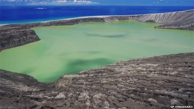 Theo BBC, hòn đảo mới này nằm cách thành phố Nuku’alofa, thủ đô Tonga, khoảng 45km về phía tây bắc. Hòn đảo dài khoảng 500 m, xuất hiện sau khi núi lửa Hunga Tonga-Hunga Ha'apai dưới đáy biển phun trào từ hồi tháng 12-2014. Đây là lần thứ hai núi lửa Hunga Tonga-Hunga Ha'apai phun trào trong năm năm qua. Những ngày sau đó, hòn đảo mới bắt đầu trồi lên.