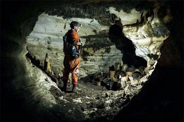 Phát hiện hang động bí ẩn chứa đầy dị vật kì lạ của người Maya - ảnh 1