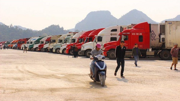 Tồn hàng trăm xe nông sản ở cửa khẩu biên giới đất liền Việt - Trung