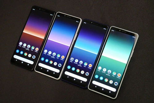 Xperia 10 II sử dụng màn hình OLED kích thước 6 inch, độ phân giải Full HD Plus (2.520x1.080 pixel), mật độ điểm ảnh 457 ppi. Màn hình này được chia theo tỷ lệ 21:9, bảo vệ bởi kính cường lực Corning Gorilla Glass 6. 