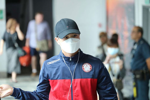 Công Phượng và các đồng đội kiểm tra y tế khi đến Singapore