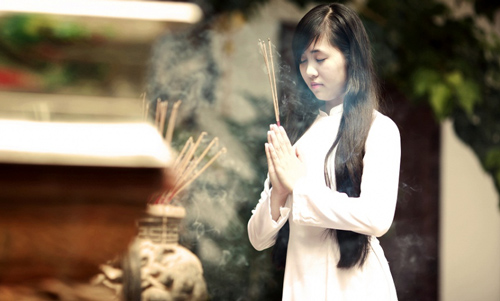 Mùng 1 đầu tháng thắp đúng số hương này lên bàn thờ sẽ thức tỉnh Thần Tài, đầu tư 'bách phát bách trúng'