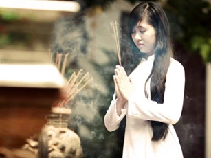 Mùng 1 đầu tháng thắp đúng số hương này lên bàn thờ sẽ thức tỉnh Thần Tài, đầu tư 'bách phát bách trúng'