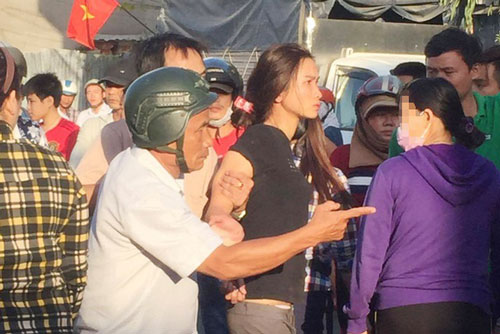 Bà Rịa - Vũng Tàu: Dì tưới xăng cháu 6 tuổi để đòi nợ?