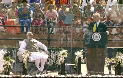 Tổng thống Mỹ Donald Trump phát biểu trước hơn 100.000 người ở bang Gujarat. Ảnh: News sky.