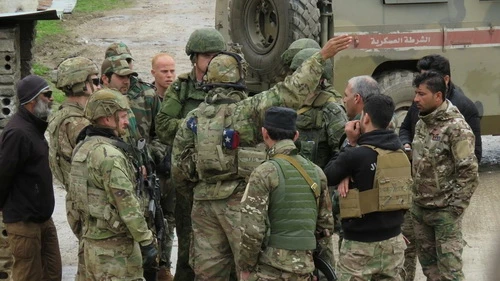 Lính Mỹ tiếp tục chặn đoàn xe tuần tra của cảnh sát quân sự Nga. Ảnh: Avia-pro.