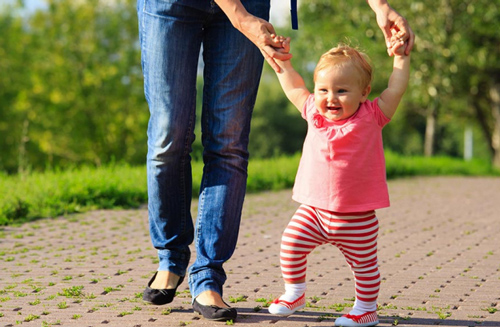 4 sai lầm khi dạy trẻ tập đi khiến vóc dáng bé xấu xí, điều số 2 rất nhiều mẹ Việt mắc phải