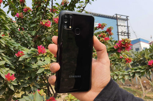 Trên tay smartphone Samsung pin 6.000 mAh, 4 camera sau, RAM 6 GB, giá gần 5 triệu