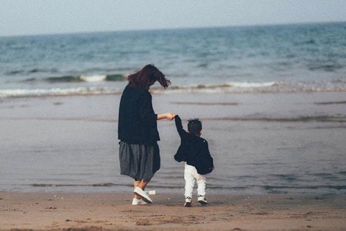 Bị chồng cũ chê xấu, mẹ đơn thân chỉ nói một câu khiến ai cũng khâm phục